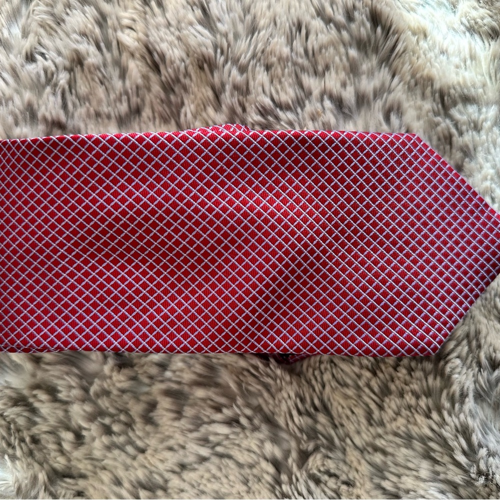Red Geometric Pattern Tie - Picture 2 of 2